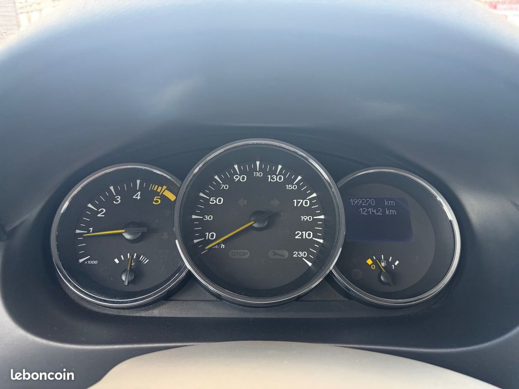RENAULT Fluence 1.5l DCI PRIVILÈGE SUIVI D ENTRETIENT GPS SEMI CUIR RADAR PAYEMENT EN 3FOIS – Image 9