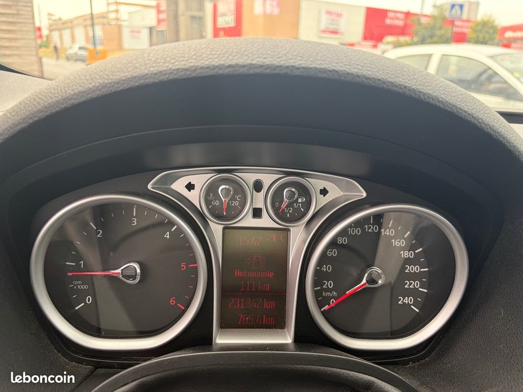 Ford Kuga 2,0l BOITE AUTO SUIVI D ENTRETIEN TOIT PANO Semi Cuir Chauffant GPS CAMÉRA Bluetooth – Image 19