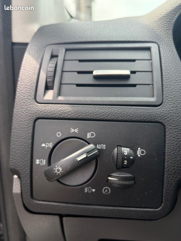 Ford Kuga 2,0l BOITE AUTO SUIVI D ENTRETIEN TOIT PANO Semi Cuir Chauffant GPS CAMÉRA Bluetooth – Image 24