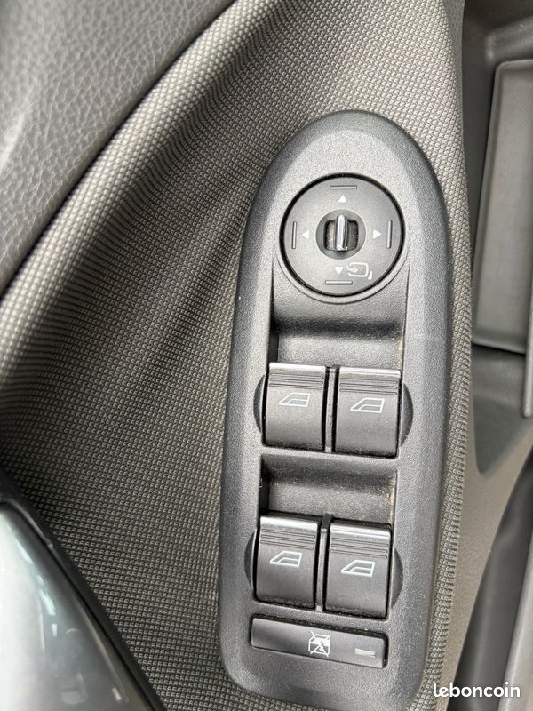 Ford Kuga 2,0l BOITE AUTO SUIVI D ENTRETIEN TOIT PANO Semi Cuir Chauffant GPS CAMÉRA Bluetooth – Image 27